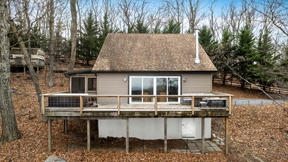 Comfortable Cabin with Mountain Valley Views near Berkeley Springs State Park, West Virginia - Hedgesville, West Virginia - glamping.directory