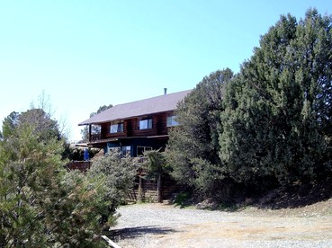 Spacious Family-Friendly Log Cabin Rental for 14 Guests near Prescott, Arizona - glamping.directory