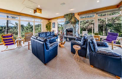 Ocean-View Cabin Rental with Beach Access in Halibut Cove, Alaska - Halibut Cove, Alaska - glamping.directory