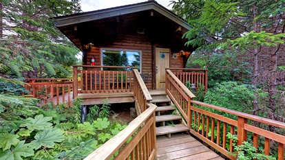 Ocean-View Cabin Rental with Beach Access in Halibut Cove, Alaska - Halibut Cove, Alaska - glamping.directory
