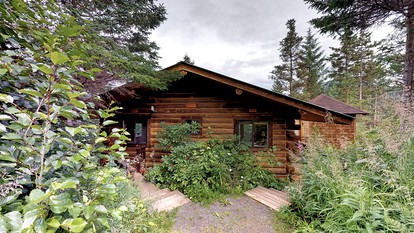 Ocean-View Cabin Rental with Beach Access in Halibut Cove, Alaska - Halibut Cove, Alaska - glamping.directory