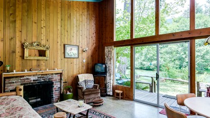 Rustic River Cabin Rental with Lush Woodland Views near Eugene, Oregon - McKenzie Bridge, Oregon - glamping.directory