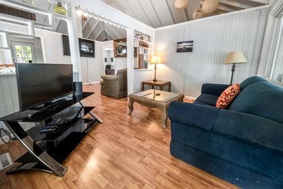 Charming Cabin Near Plymouth Rock, Massachusetts - Plymouth, Massachusetts - glamping.directory