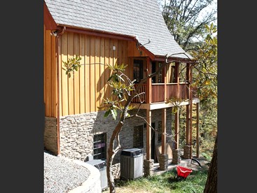 Grand Southern-Style Villa with 27-Acres of Private Woodlands in Southwestern Virginia - Dugspur, Virginia - glamping.directory