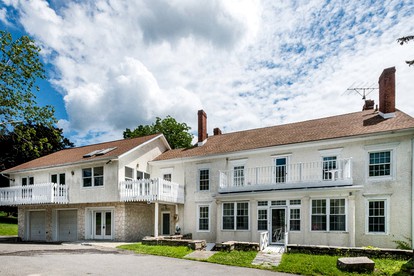 27-Person Luxury Villa Rental in Hudson Valley, New York - glamping.directory