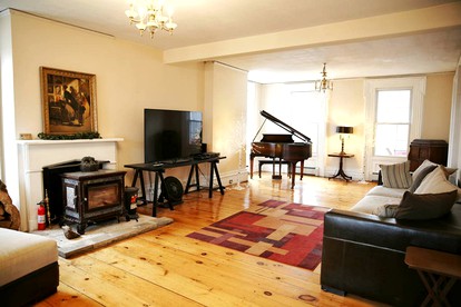 27-Person Luxury Villa Rental in Hudson Valley, New York - Monroe, New York - glamping.directory