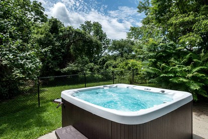 27-Person Luxury Villa Rental in Hudson Valley, New York - Monroe, New York - glamping.directory
