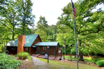 Cute Creek Cottage with Hot-Tub and Fire Pit Perfect for Hiking in Sylva, North Carolina - Sylva, North Carolina - glamping.directory