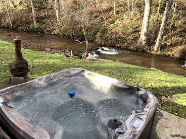 Cute Creek Cottage with Hot-Tub and Fire Pit Perfect for Hiking in Sylva, North Carolina - Sylva, North Carolina - glamping.directory