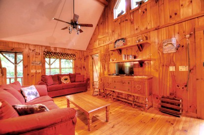 Cute Creek Cottage with Hot-Tub and Fire Pit Perfect for Hiking in Sylva, North Carolina - Sylva, North Carolina - glamping.directory