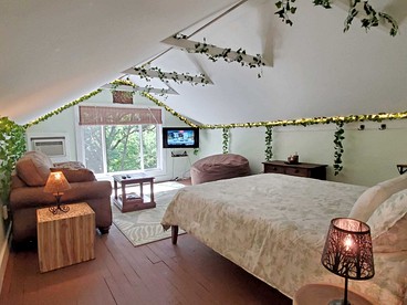 Cute Creek Cottage with Hot-Tub and Fire Pit Perfect for Hiking in Sylva, North Carolina - Sylva, North Carolina - glamping.directory