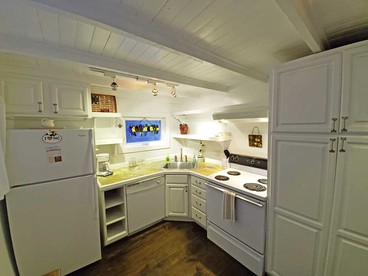 Cute Creek Cottage with Hot-Tub and Fire Pit Perfect for Hiking in Sylva, North Carolina - Sylva, North Carolina - glamping.directory