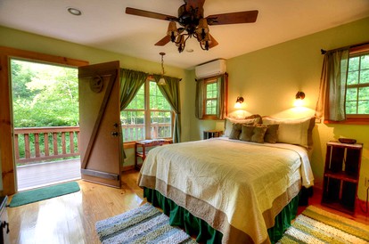 Cute Creek Cottage with Hot-Tub and Fire Pit Perfect for Hiking in Sylva, North Carolina - Sylva, North Carolina - glamping.directory