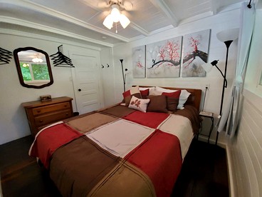 Cute Creek Cottage with Hot-Tub and Fire Pit Perfect for Hiking in Sylva, North Carolina - Sylva, North Carolina - glamping.directory