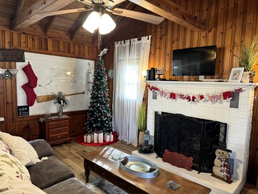 Sweet Woodland Cabin on Lake Cumberland near Daniel Boone National Forest - Somerset, Kentucky - glamping.directory
