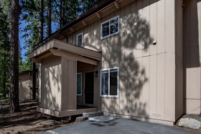 Stylish Mountain-View Townhome with Modern Comforts near Lake Tahoe in Incline Village, Nevada - glamping.directory