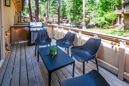 Stylish Mountain-View Townhome with Modern Comforts near Lake Tahoe in Incline Village, Nevada - Incline Village, Nevada - glamping.directory