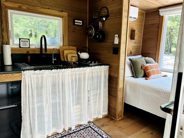 Romantic Container with Jacuzzi Great for a Couples Retreat in Texas - Eustace, Texas - glamping.directory