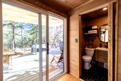 Romantic Container with Jacuzzi Great for a Couples Retreat in Texas - Eustace, Texas - glamping.directory