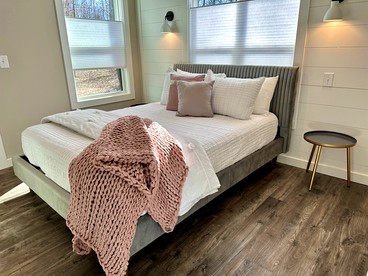 New Mountain Tiny Retreat with Beautiful Deck in Tennessee - Monteagle, Tennessee - glamping.directory