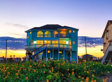 Luxurious Spacious Beach House with Gorgeous Sea Views in Galveston, Texas - glamping.directory