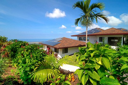 Coastal Farm Cottage with Infinity Pool Overlooking Coffee Farm near Kailua-Kona, Hawaii - Holualoa, Hawaii - glamping.directory