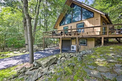 Spacious Poconos Cabin for Families and Groups with Lake Access and Activities in Coolbaugh Township, PA - glamping.directory
