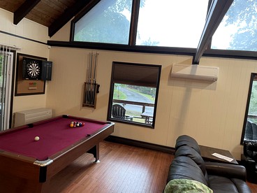 Spacious Poconos Cabin for Families and Groups with Lake Access and Activities in Coolbaugh Township, PA - Tobyhanna, Pennsylvania - glamping.directory