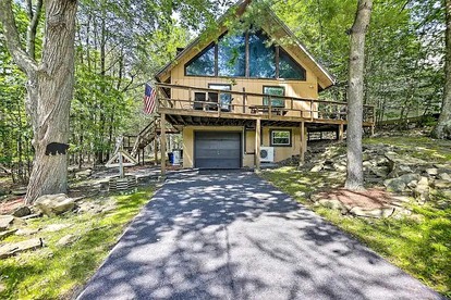 Spacious Poconos Cabin for Families and Groups with Lake Access and Activities in Coolbaugh Township, PA - Tobyhanna, Pennsylvania - glamping.directory