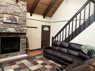 Spacious Poconos Cabin for Families and Groups with Lake Access and Activities in Coolbaugh Township, PA - Tobyhanna, Pennsylvania - glamping.directory