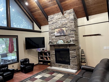 Spacious Poconos Cabin for Families and Groups with Lake Access and Activities in Coolbaugh Township, PA - Tobyhanna, Pennsylvania - glamping.directory