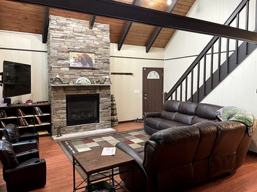 Spacious Poconos Cabin for Families and Groups with Lake Access and Activities in Coolbaugh Township, PA - Tobyhanna, Pennsylvania - glamping.directory
