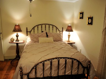 Spacious Cottage Rental with Creek Views near Harrisburg and Hershey, Pennsylvania - Middletown, Pennsylvania - glamping.directory