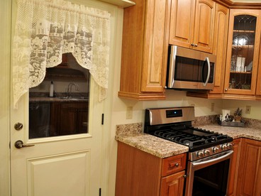 Spacious Cottage Rental with Creek Views near Harrisburg and Hershey, Pennsylvania - Middletown, Pennsylvania - glamping.directory