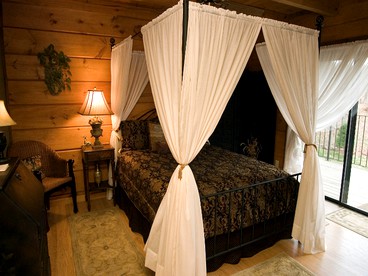Family Cabin Vacation Getaway with Waterfall Views in Northwest Arkansas - Kingston, Arkansas - glamping.directory