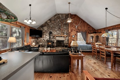 Peaceful and Pet Friendly Cabin with River Access in Great Cacapon, West Virginia - Great Cacapon, West Virginia - glamping.directory