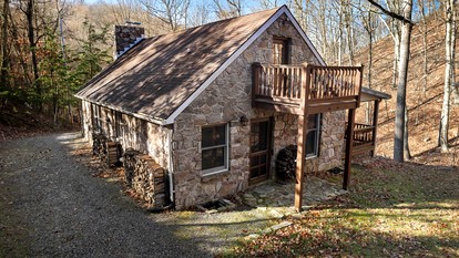 Peaceful and Pet Friendly Cabin with River Access in Great Cacapon, West Virginia - Great Cacapon, West Virginia - glamping.directory