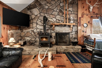 Peaceful and Pet Friendly Cabin with River Access in Great Cacapon, West Virginia - Great Cacapon, West Virginia - glamping.directory