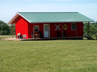 Cozy One-Bedroom Cabin Rental in Blue Ridge Mountains of Virginia - Fancy Gap, Virginia - glamping.directory