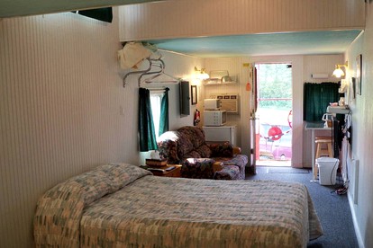 Cozy One-Bedroom Cabin Rental in Blue Ridge Mountains of Virginia - Fancy Gap, Virginia - glamping.directory
