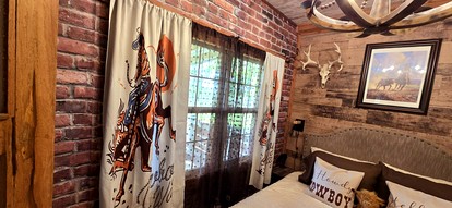 Gorgeous Container for a Romantic Getaway on a Ranch with Incredible Views in Gainesville, Missouri - Gainesville, Missouri - glamping.directory