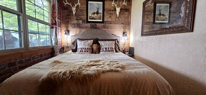 Gorgeous Container for a Romantic Getaway on a Ranch with Incredible Views in Gainesville, Missouri - Gainesville, Missouri - glamping.directory