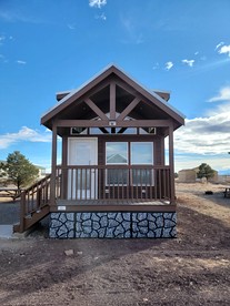 Tranquil Chalet Escape with Loft & Panoramic Sky Views in Williams, Arizona - Williams, Arizona - glamping.directory