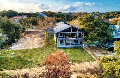 Fantastic Lakefront Villa with Stunning Views and Lake Access in Canyon Lake, Texas - glamping.directory