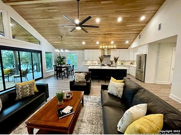 Fantastic Lakefront Villa with Stunning Views and Lake Access in Canyon Lake, Texas - Canyon Lake, Texas - glamping.directory