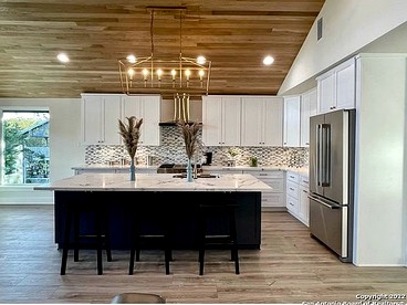Fantastic Lakefront Villa with Stunning Views and Lake Access in Canyon Lake, Texas - Canyon Lake, Texas - glamping.directory
