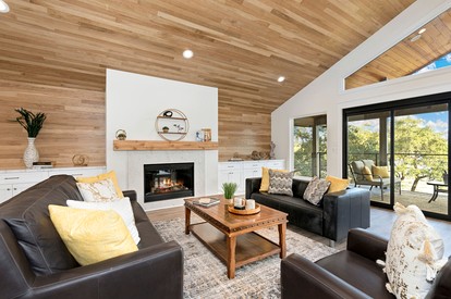 Fantastic Lakefront Villa with Stunning Views and Lake Access in Canyon Lake, Texas - Canyon Lake, Texas - glamping.directory