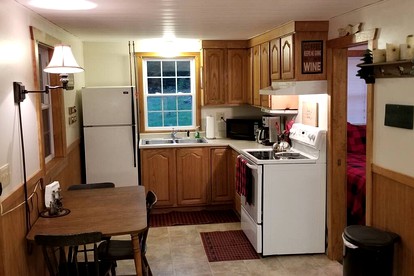 Carroll, NH Pet-Friendly Cabin with Hot Tub: Your Ultimate Retreat - Carroll, New Hampshire - glamping.directory
