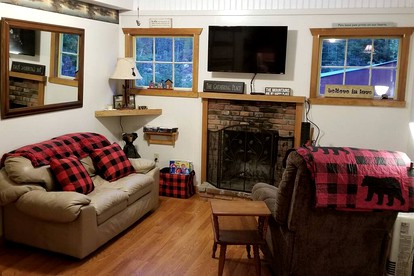 Carroll, NH Pet-Friendly Cabin with Hot Tub: Your Ultimate Retreat - Carroll, New Hampshire - glamping.directory