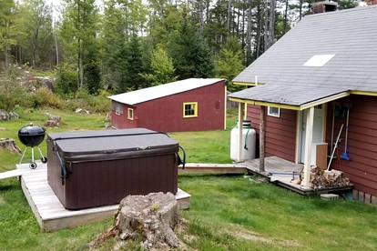 Carroll, NH Pet-Friendly Cabin with Hot Tub: Your Ultimate Retreat - Carroll, New Hampshire - glamping.directory